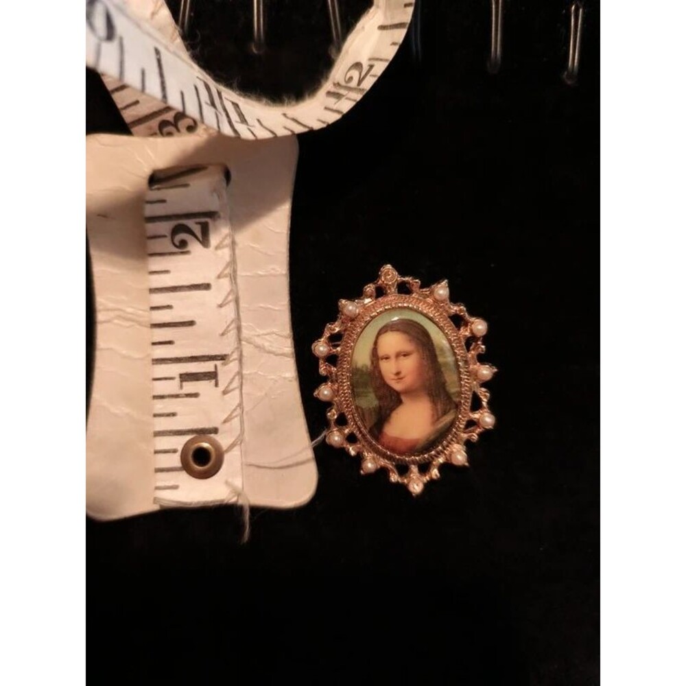 Sarah Coventry Masterpiece Mona Lisa Brooch/Pendant Vintage 1970s READ